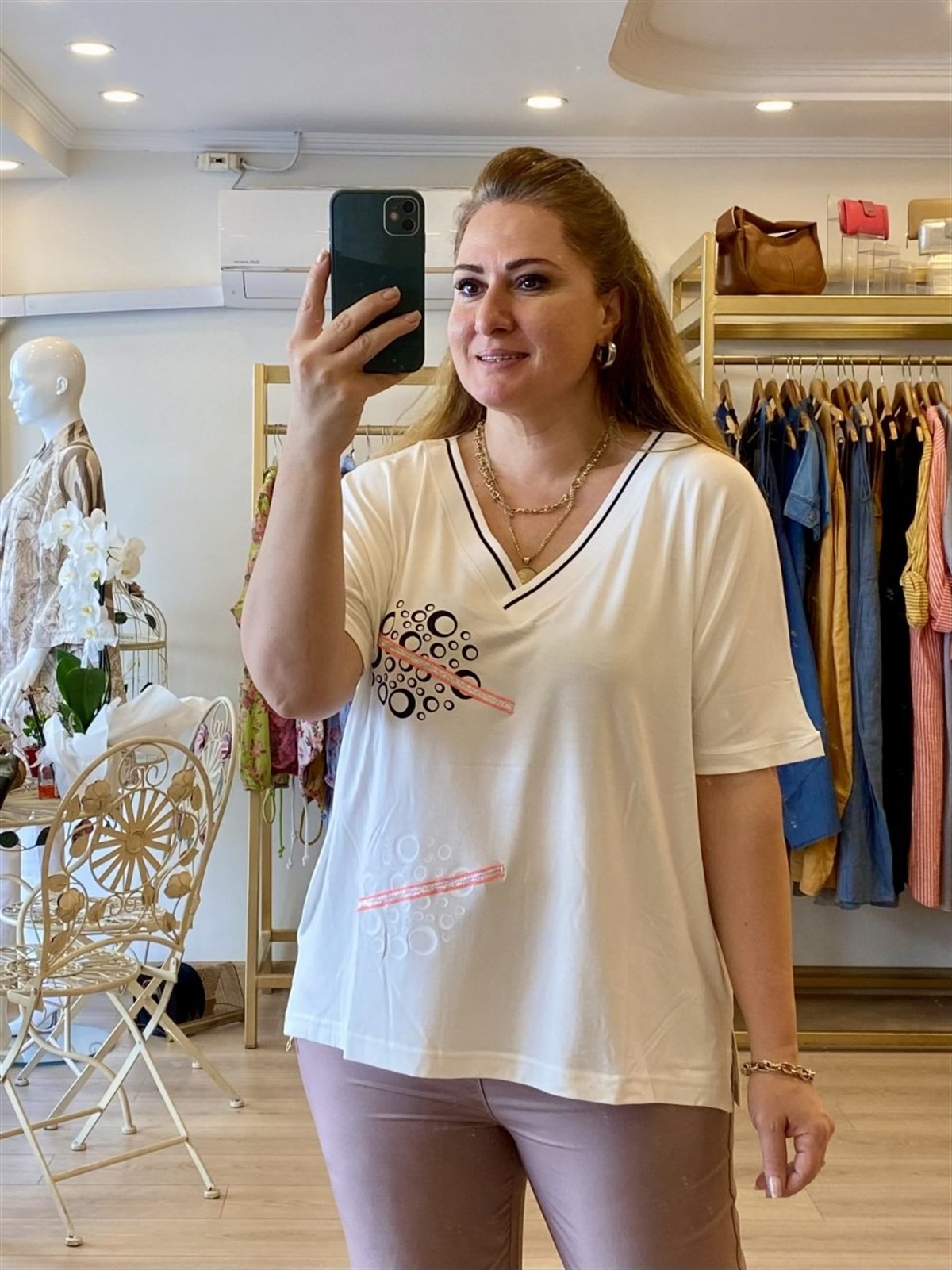 V yakalı pembe şeritli bluz