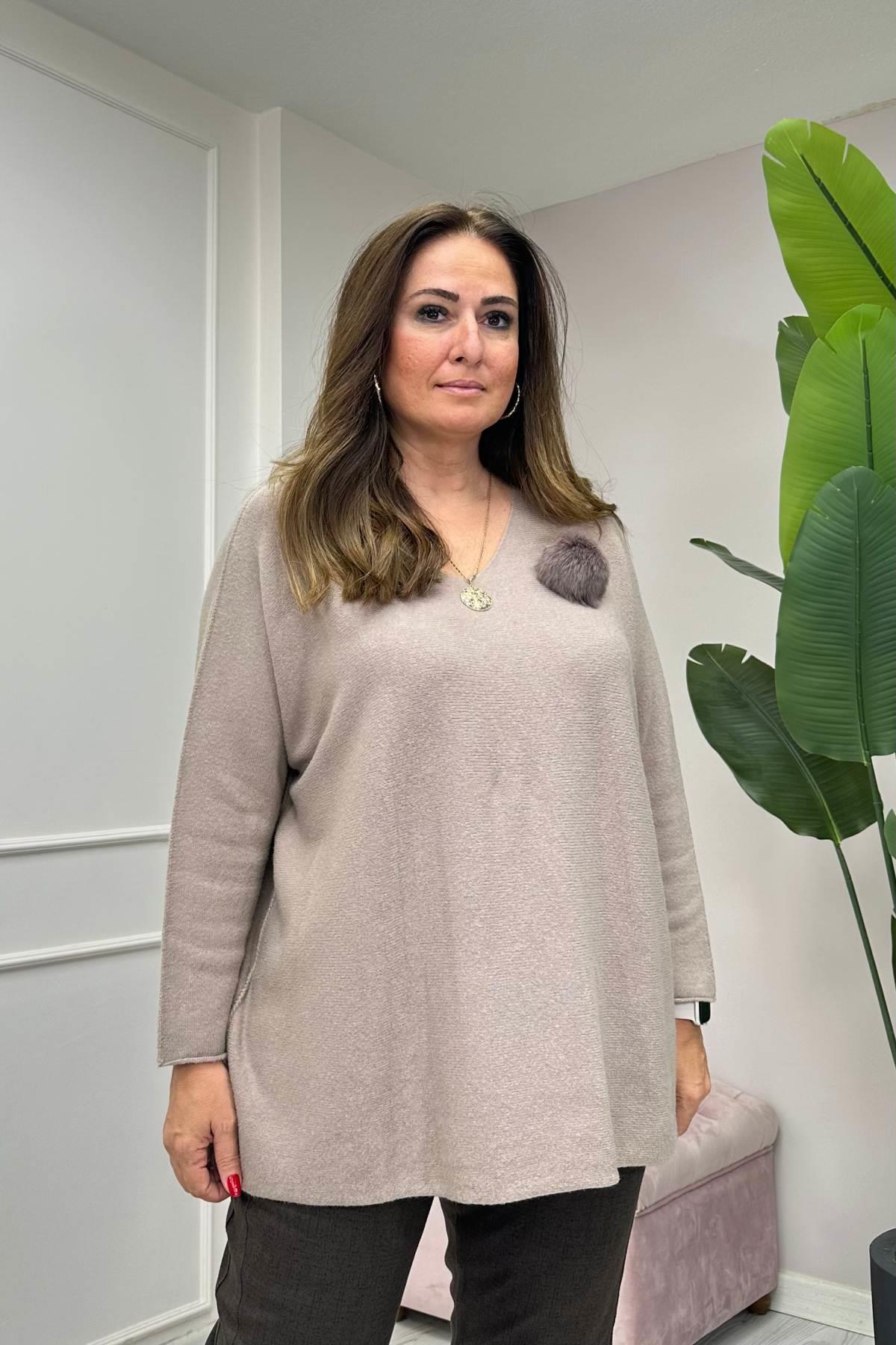 Yaka Ponpon Detaylı V Yaka Angora Triko Bej