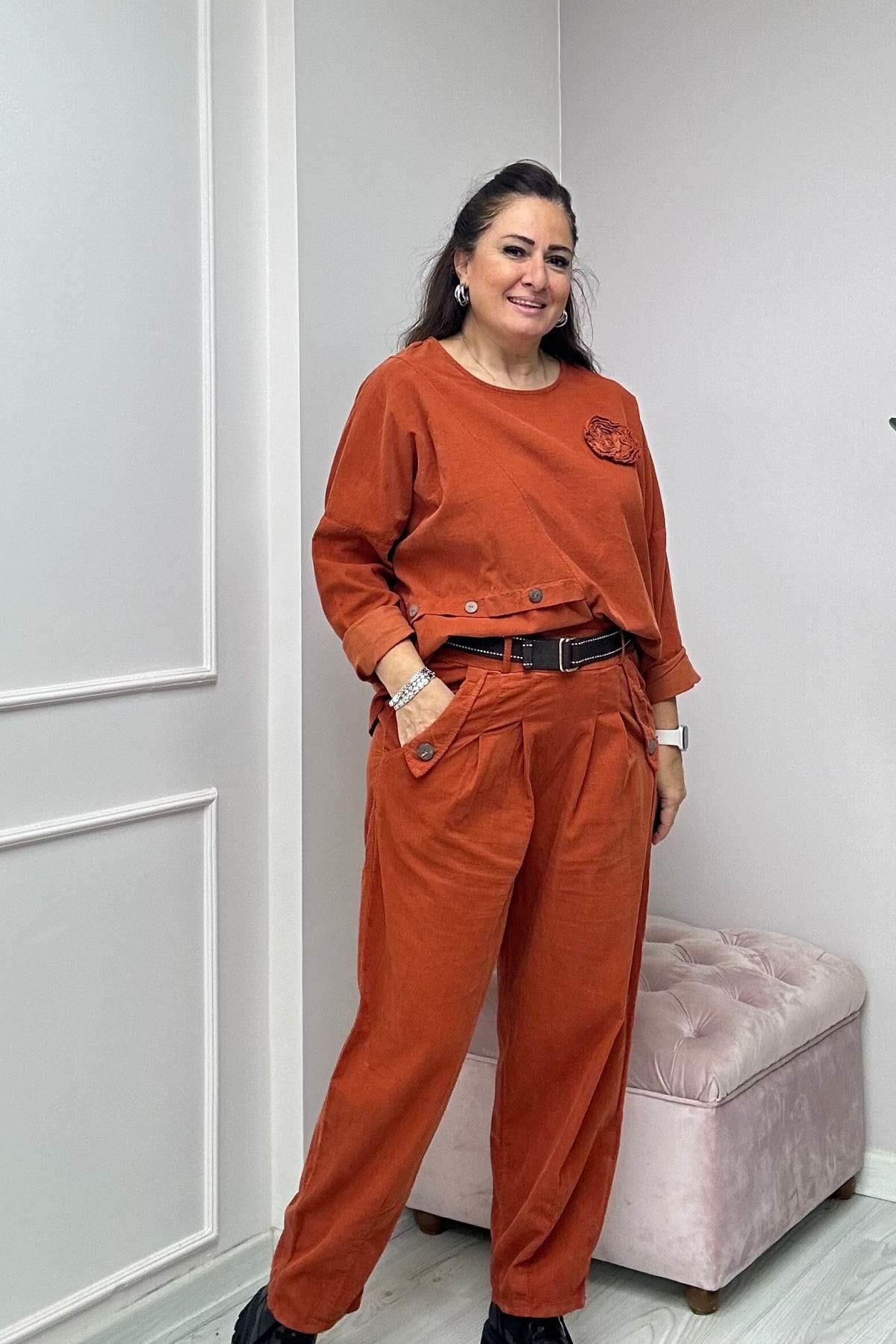 Yakası Gül Detaylı Kadife Takım-Kiremit