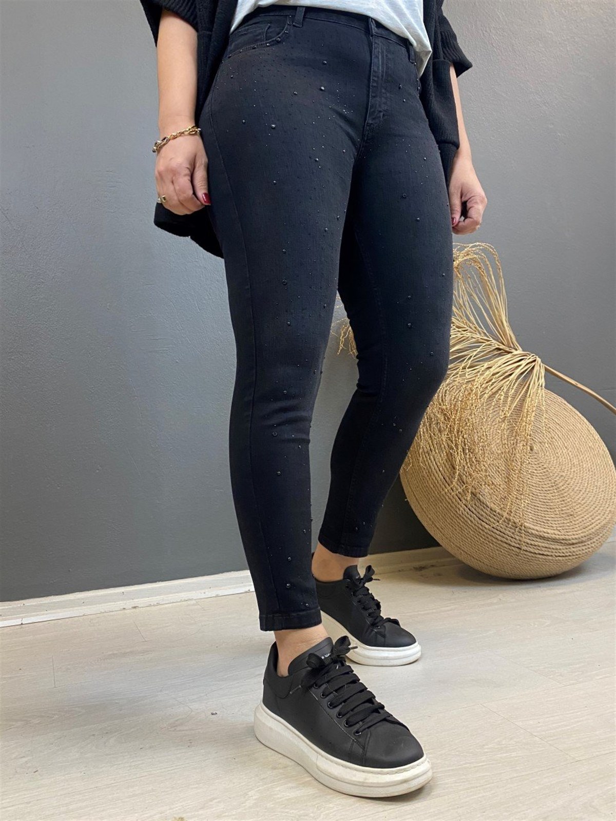 Zımba ve Minik Taş detaylı Kot Pantalon