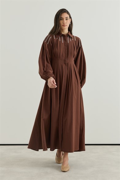 Omuz Nakışlı Keten Elbise Kahverengi