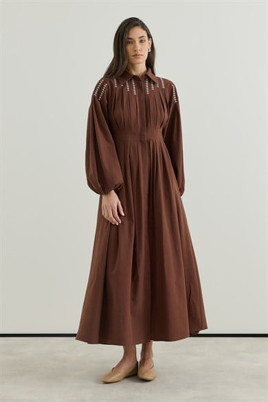 Omuz Nakışlı Keten Elbise Kahverengi