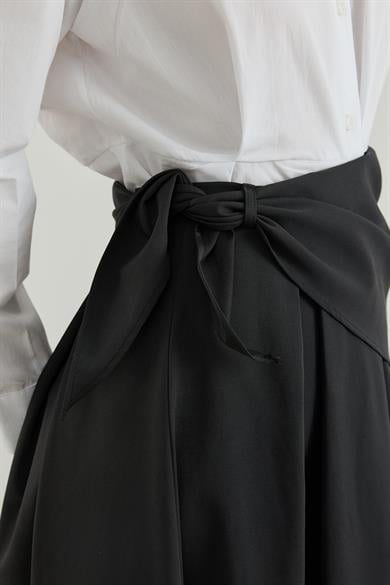 Seyyar Kumaş Kemerli Pileli Etek Siyah