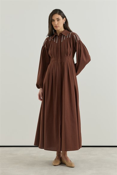 Omuz Nakışlı Keten Elbise Kahverengi