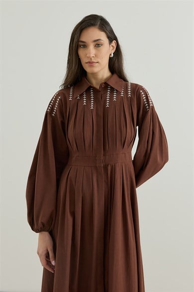 Omuz Nakışlı Keten Elbise Kahverengi
