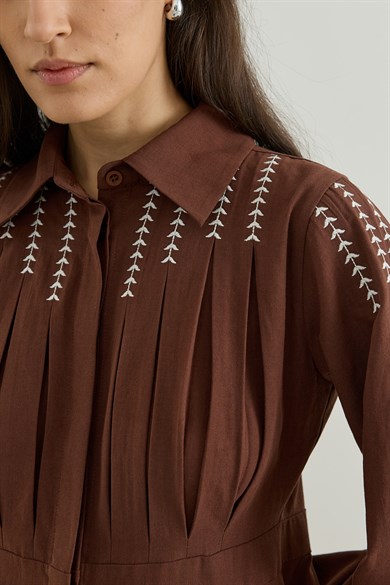 Omuz Nakışlı Keten Elbise Kahverengi