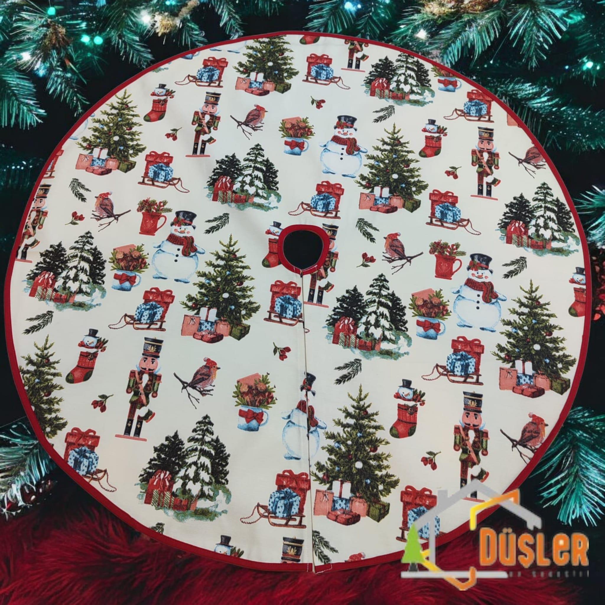 Krem Çam Ağacı ve Figürlü Yılbaşı Ayak Halısı, Yılbaşı Ağacı Altı Örtüsü, Yeniyıl Çam Ağacı Eteği Yıkanabilir Cırtlı