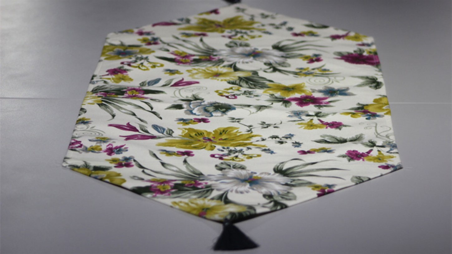 Runner Çiçek Motif Üçgen Kenar