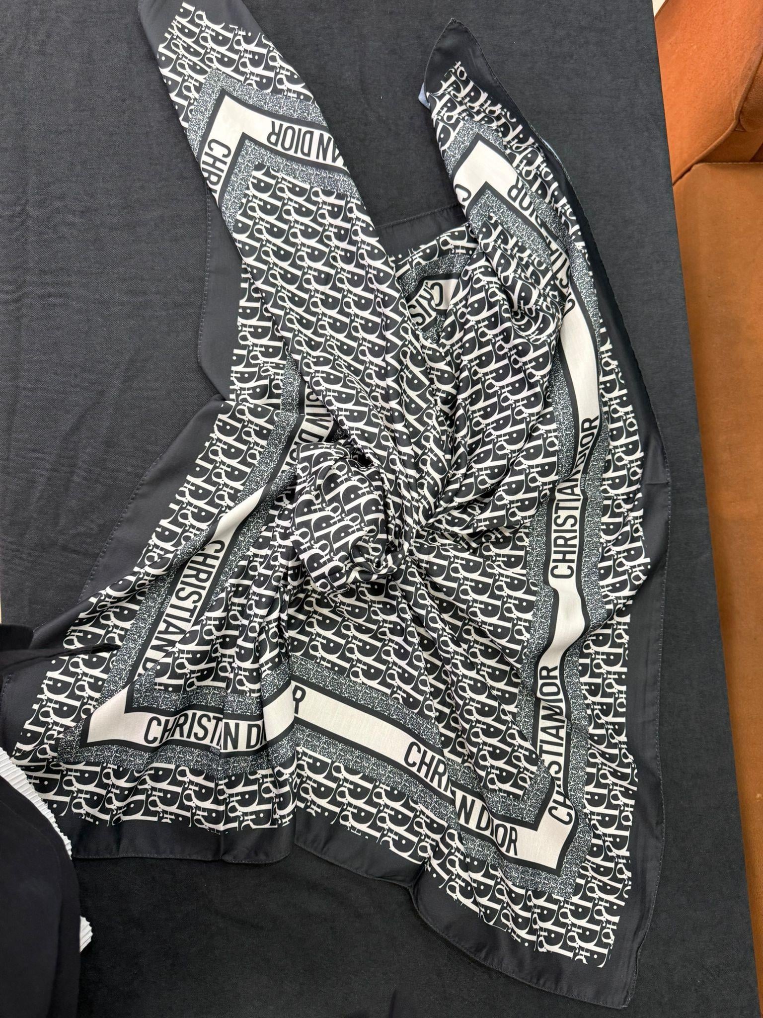 Dr Siyah Beyaz Başörtü