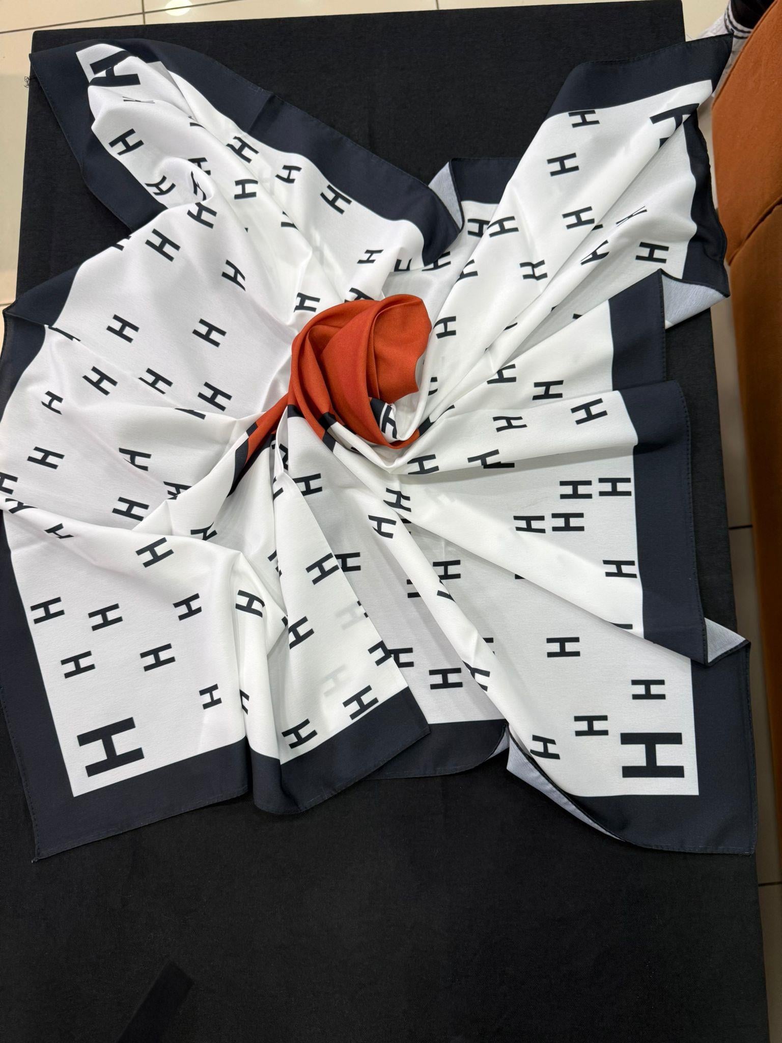 H Siyah Beyaz Başörtü