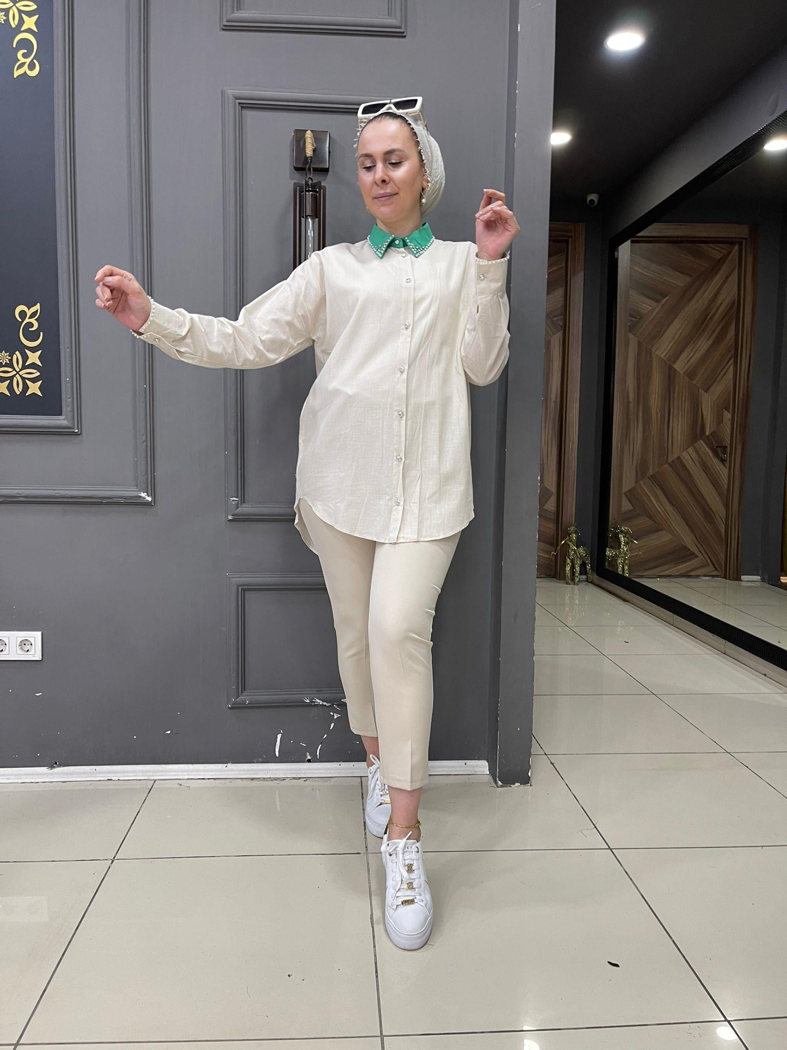 Keten Yaka Yeşil Taşlı Gömlek Krem