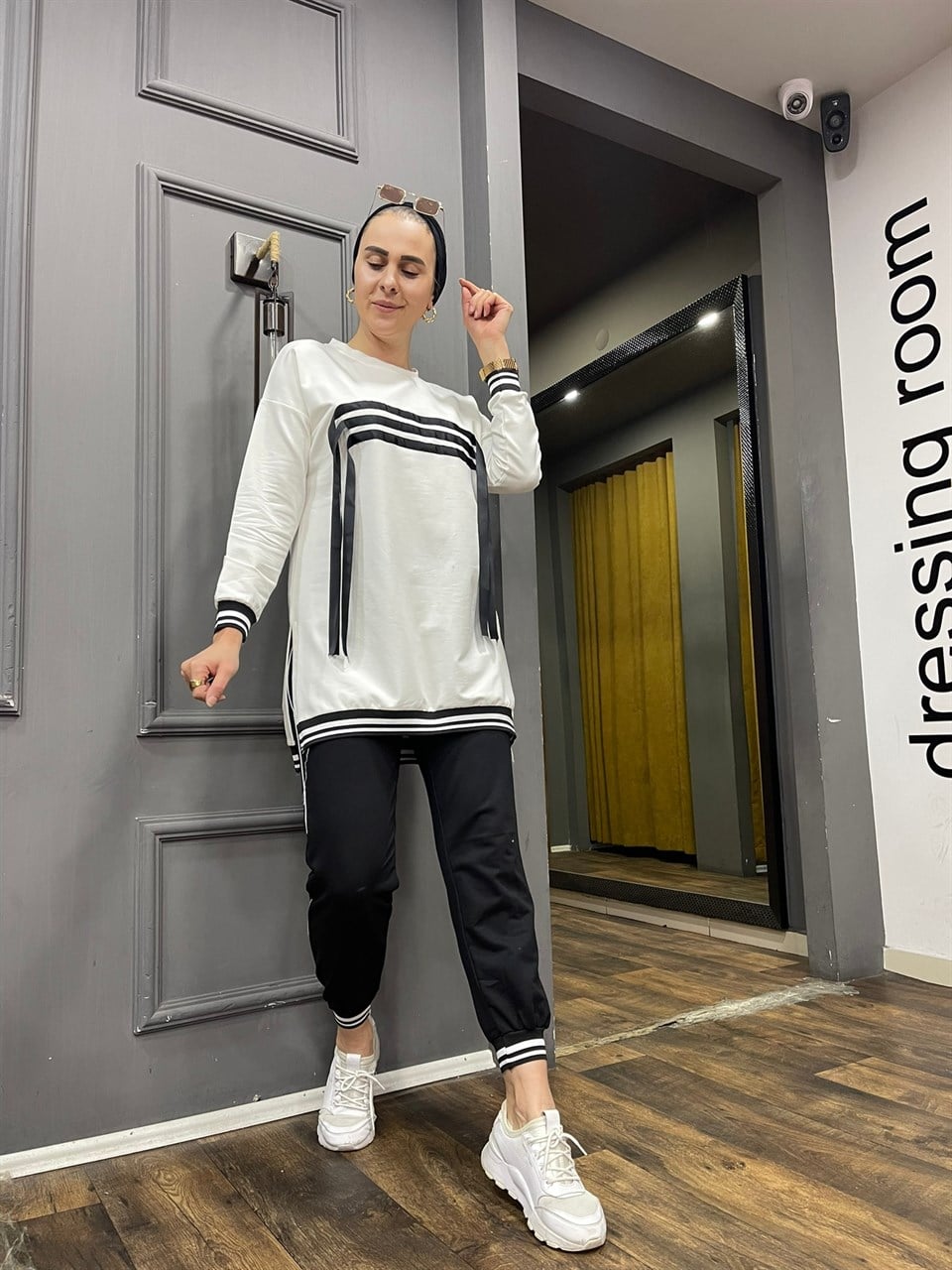 Püsküllü Takım Beyaz