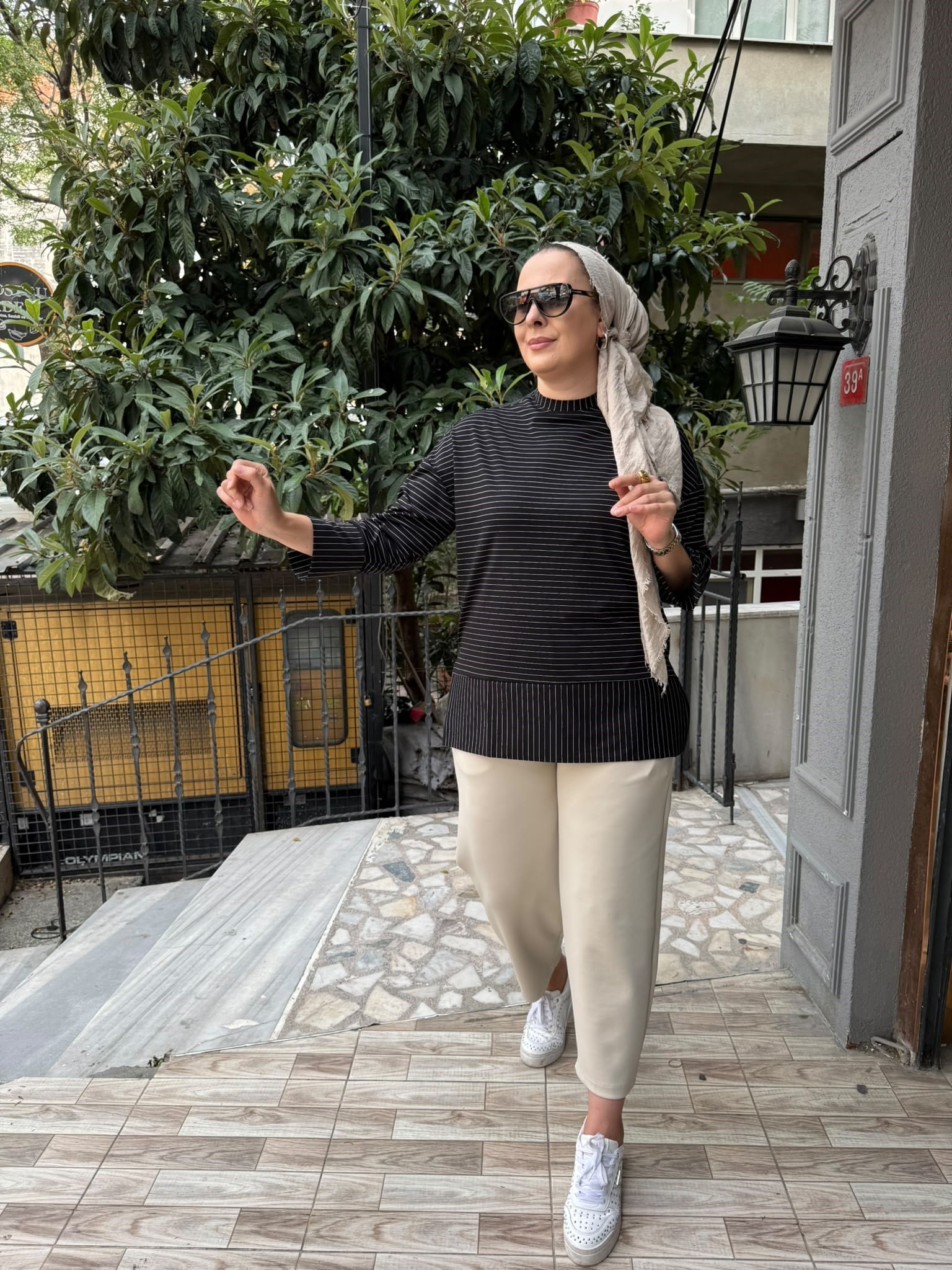 Yırtmaçlı Çizgili Sweat Siyah
