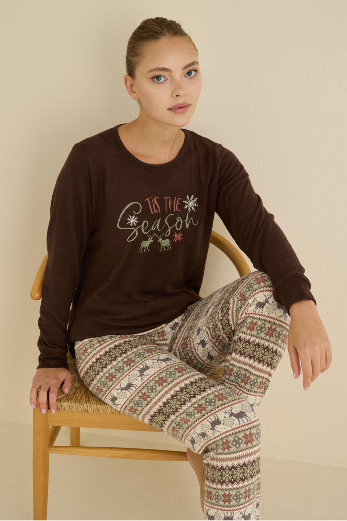 Kadın Kahverengi Termal Yılbaşı Pijama Takımı – Tis The Season Baskılı, Rahat ve Şık