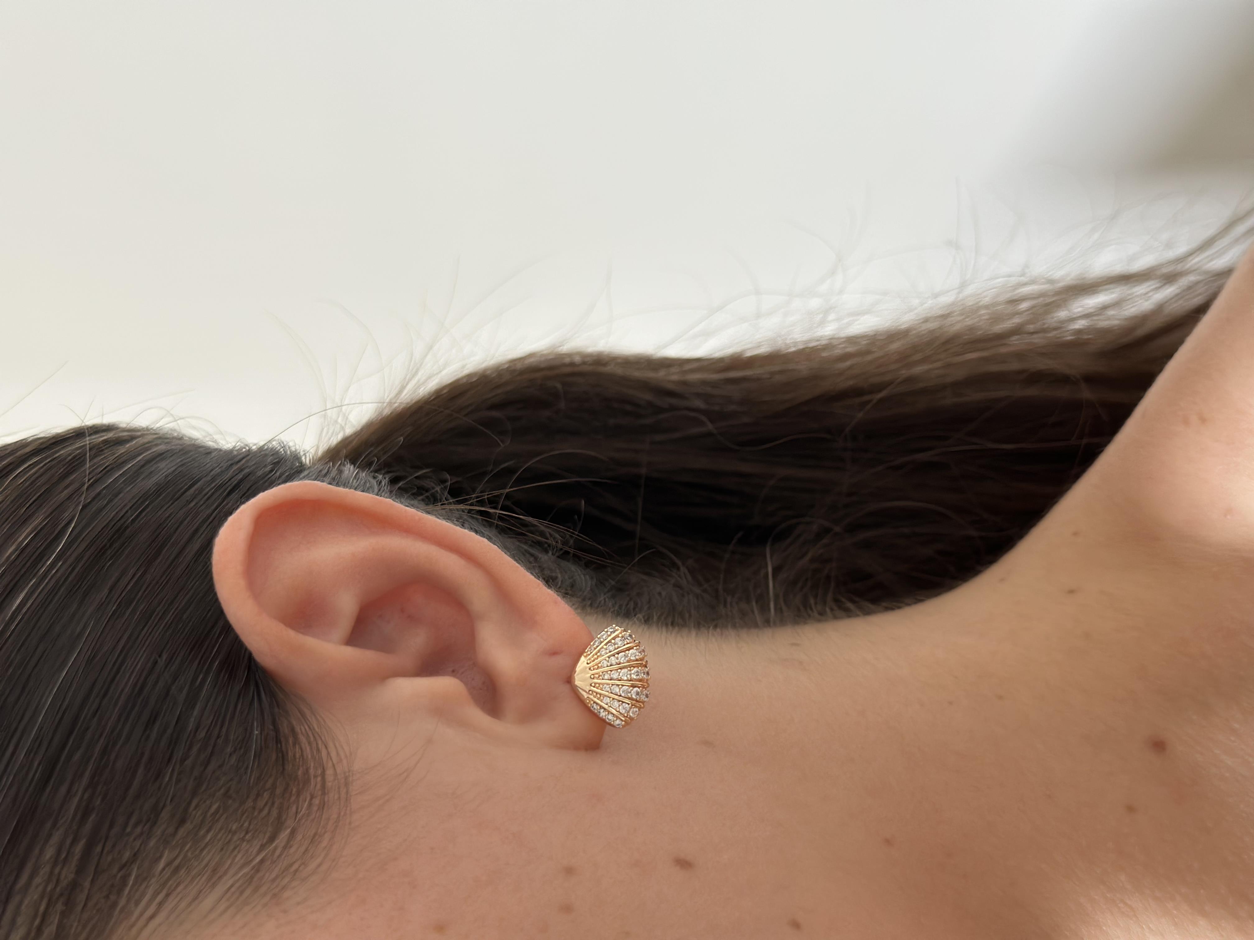 Minimal Taşlı Midye Küpe