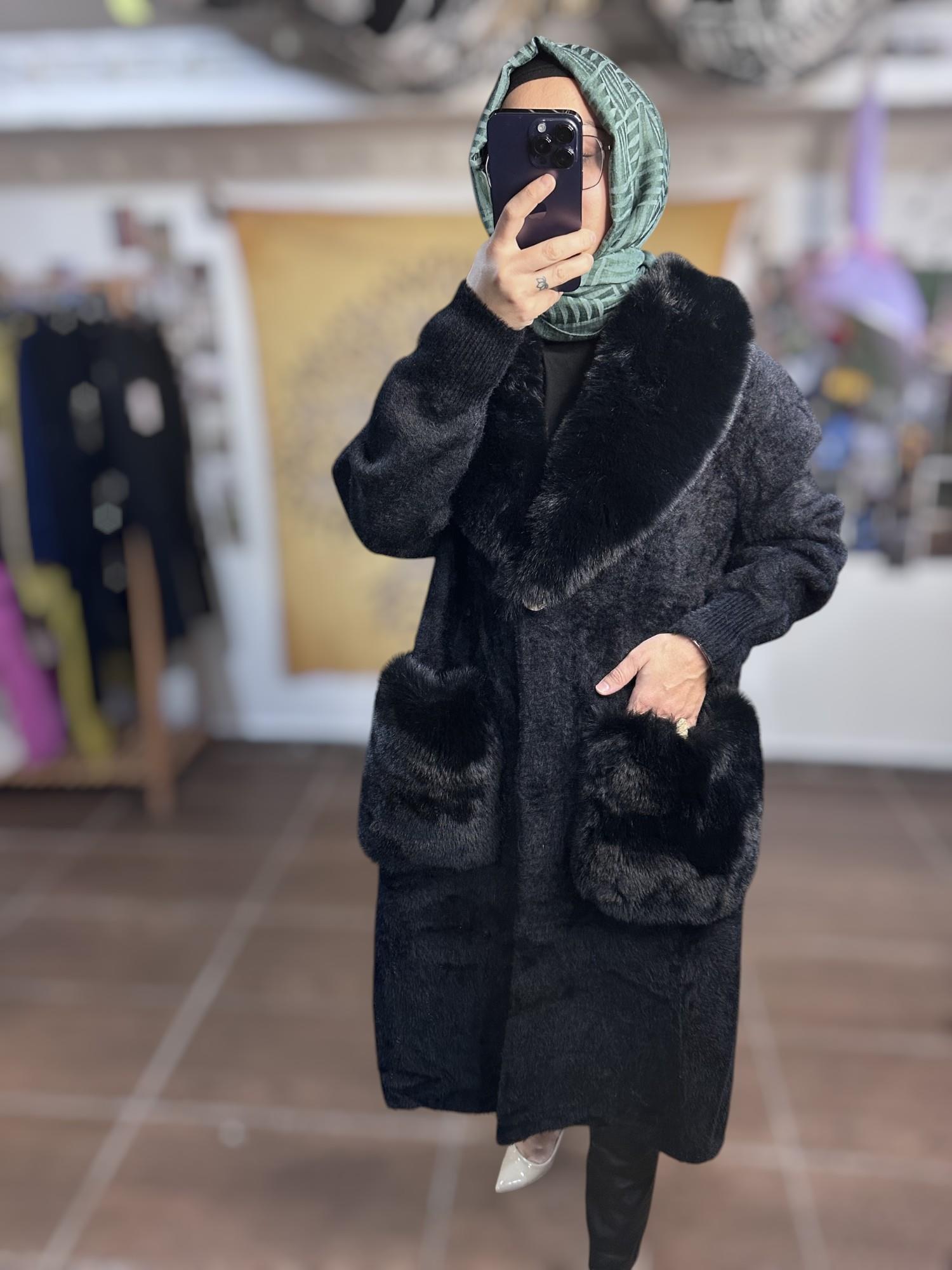 Ghisa Yaka ve Cep Kürk Detaylı Angora Kaban - Siyah