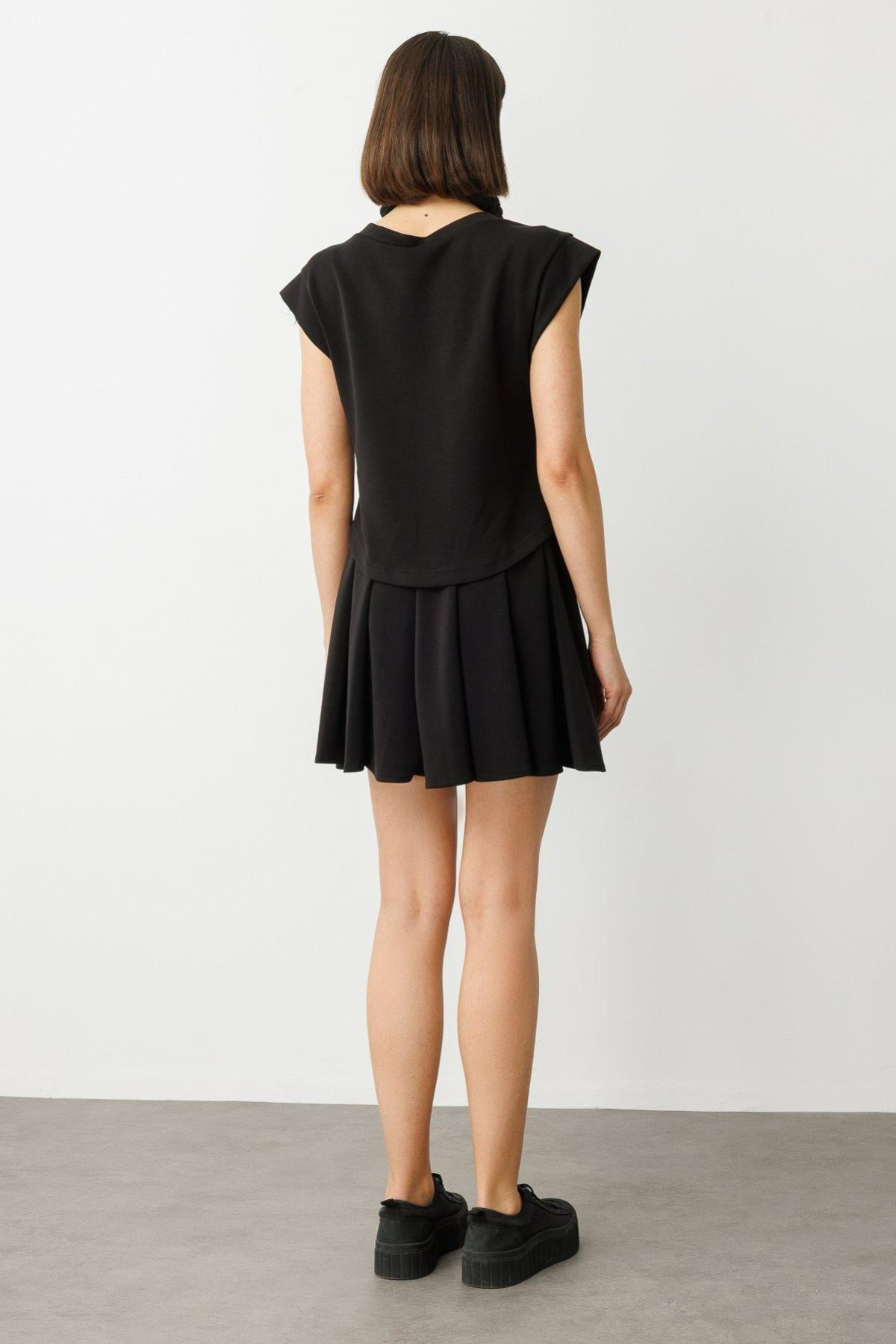 ON FASHION 54233 V YAKA KISA BLUZ - SİYAH