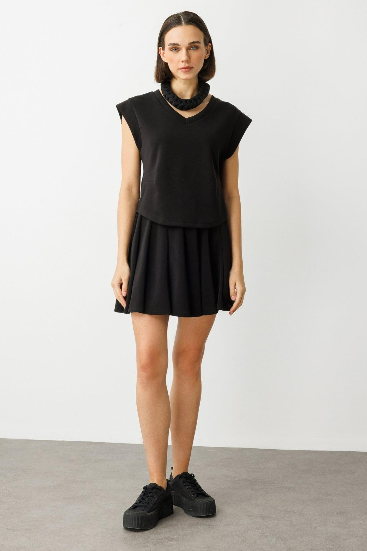 ON FASHION 54233 V YAKA KISA BLUZ - SİYAH