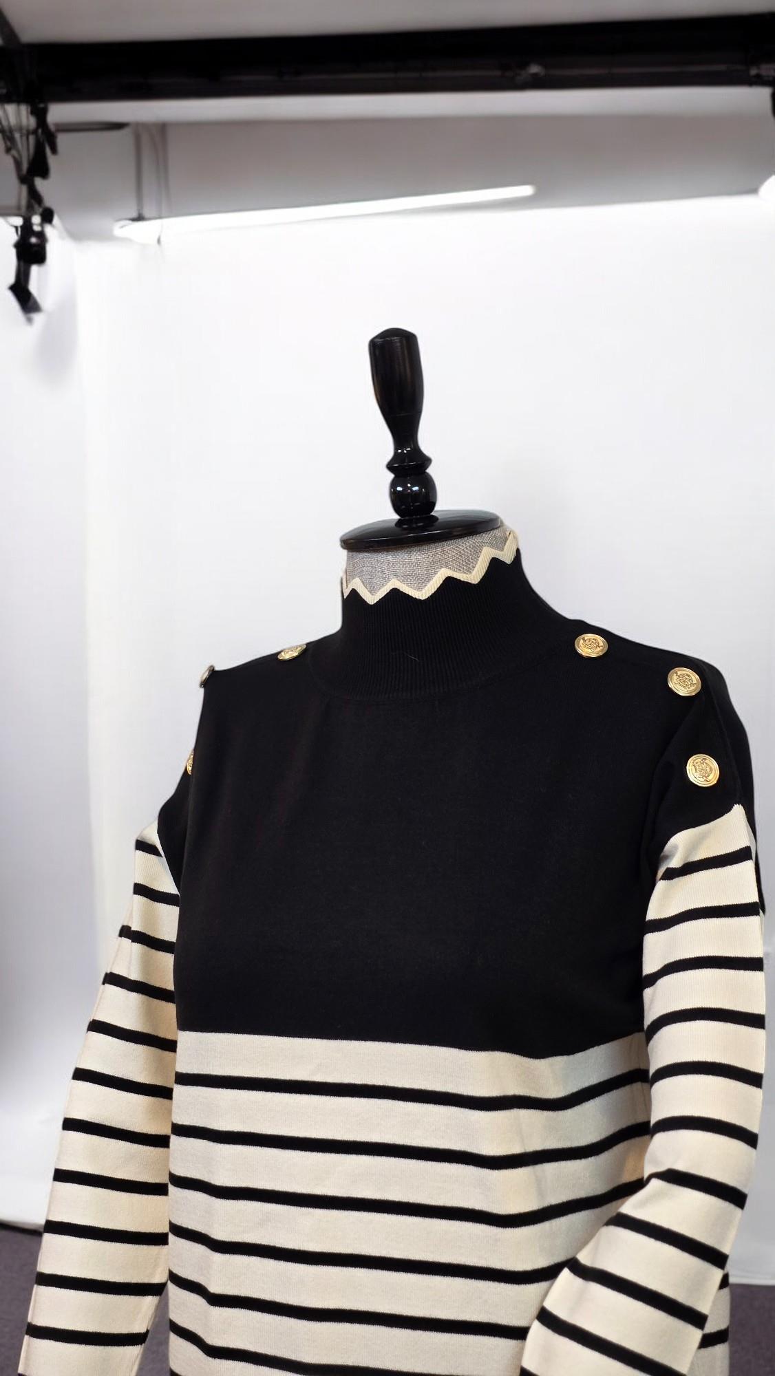 ON FASHION OMUZU DÜĞMELİ YAKASI ZİGZAG ÇİZGİLİ KAZAK - SİYAH