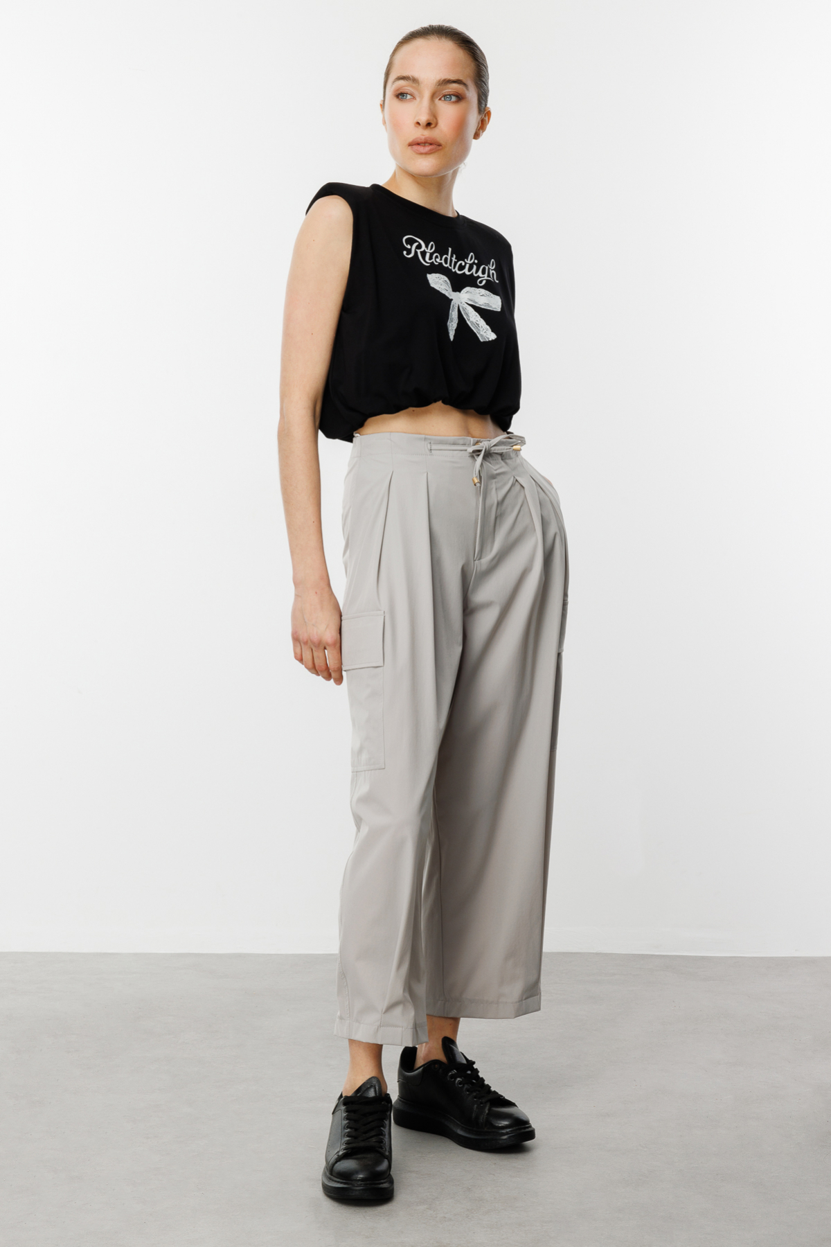 ON FASHION PİLELİ YANLARI CEPLİ ÖNÜ BAĞCIKLI PANTOLON - GRİ