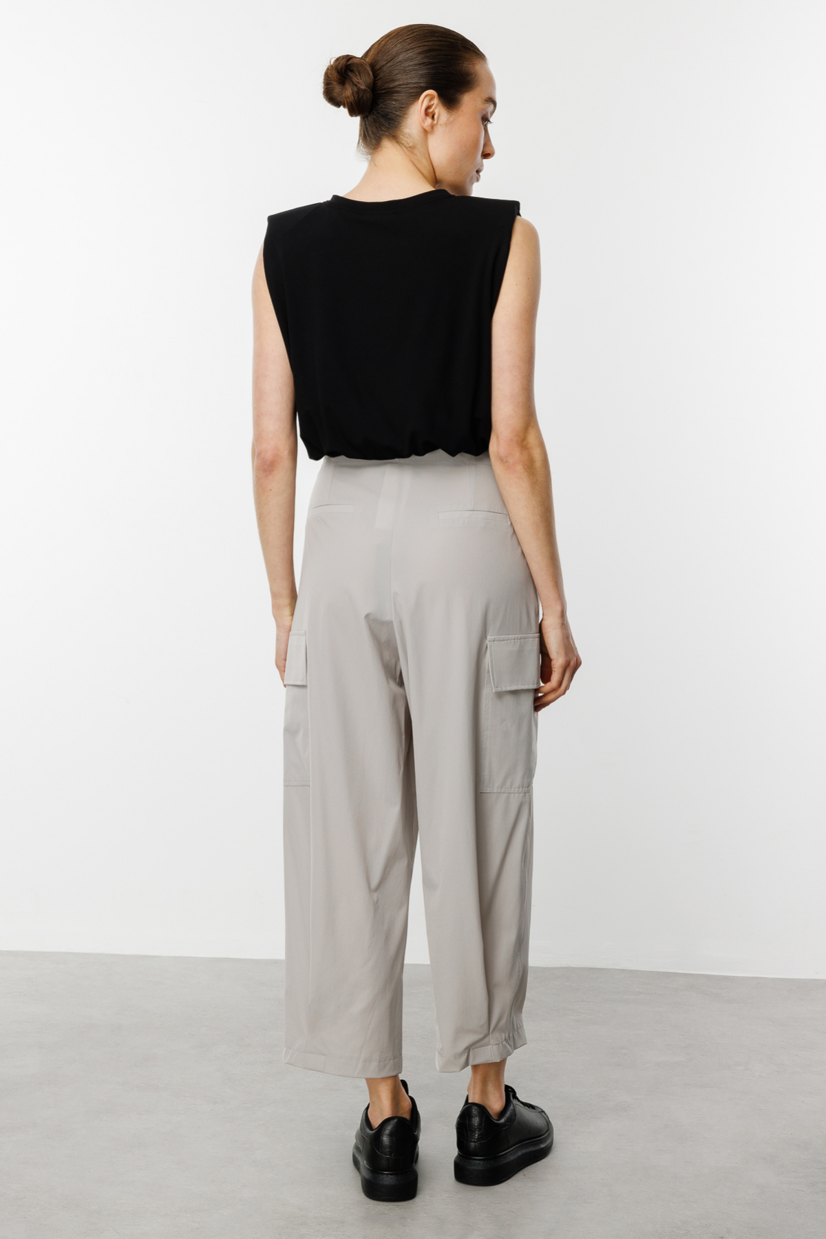 ON FASHION PİLELİ YANLARI CEPLİ ÖNÜ BAĞCIKLI PANTOLON - GRİ