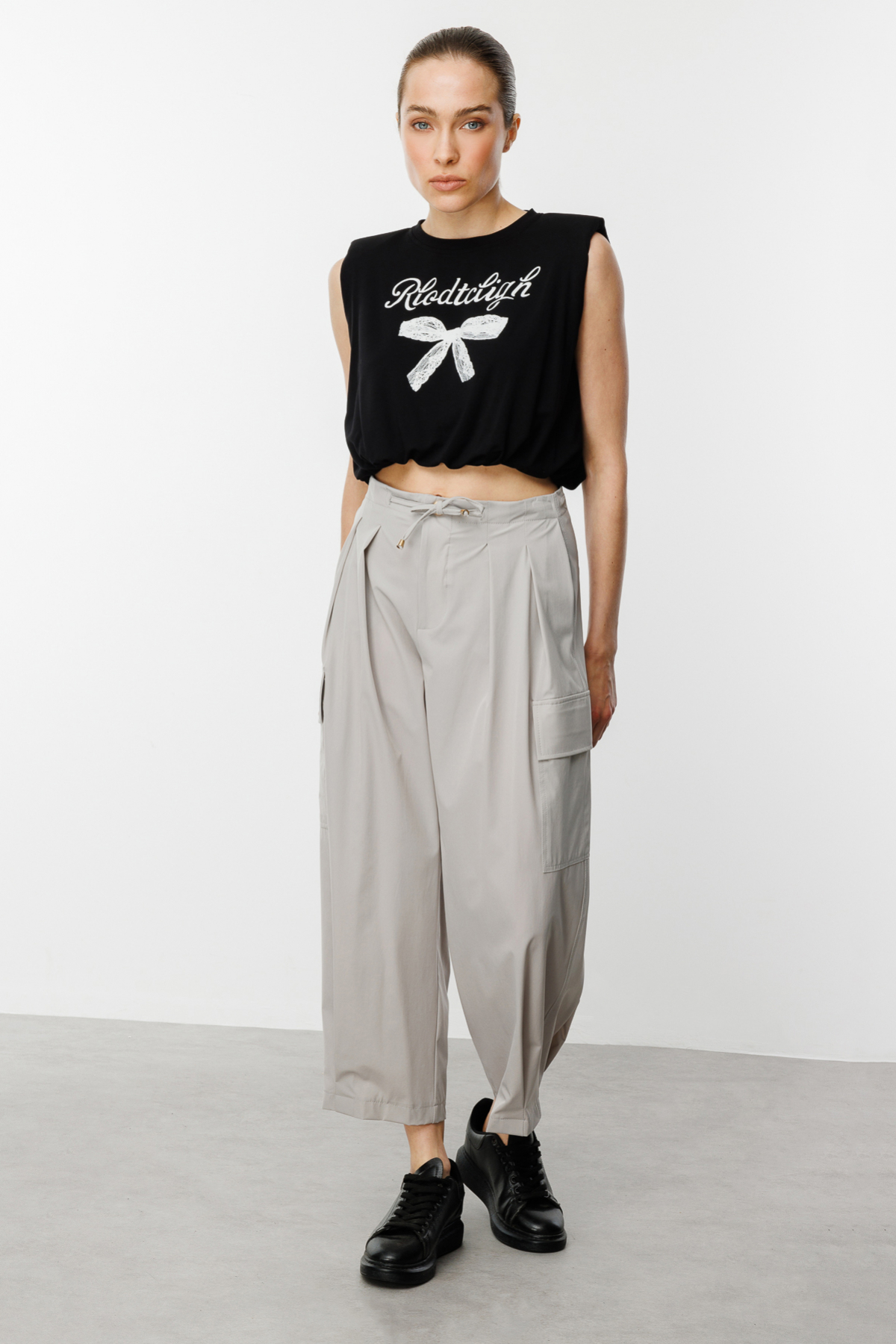 ON FASHION PİLELİ YANLARI CEPLİ ÖNÜ BAĞCIKLI PANTOLON - GRİ
