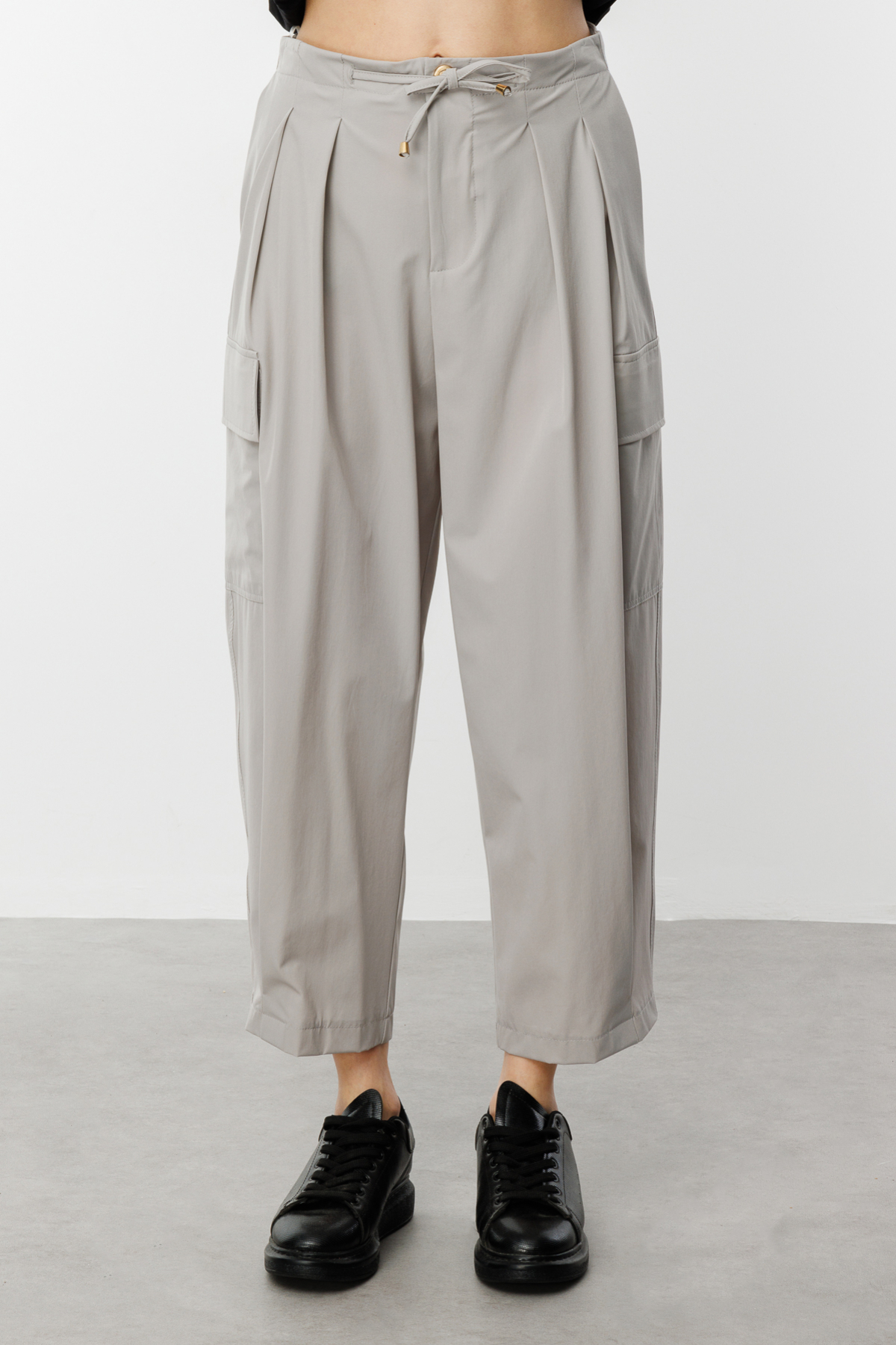 ON FASHION PİLELİ YANLARI CEPLİ ÖNÜ BAĞCIKLI PANTOLON - GRİ