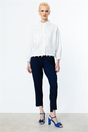 ON FASHION 50345 ÖNÜ VE YAKASI DANTELLİ CEPLİ GÖMLEK - BEYAZ