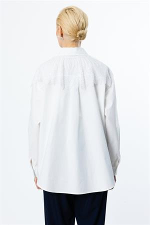 ON FASHION 50422 OMUZLARI PARÇALI BONCUK İŞLEMELİ GÖMLEK - BEYAZ