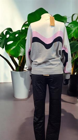 ON FASHION ÖNÜ DESENLİ YARASA KOL KAZAK - GRİ