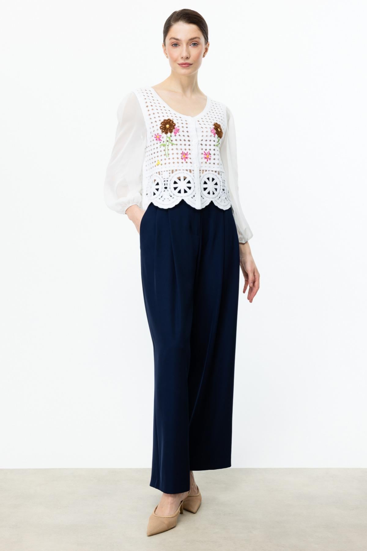 ON FASHION ÖNÜ RENKLİ ÇİÇEKLİ KOLLARI TÜL BLUZ - BEYAZ