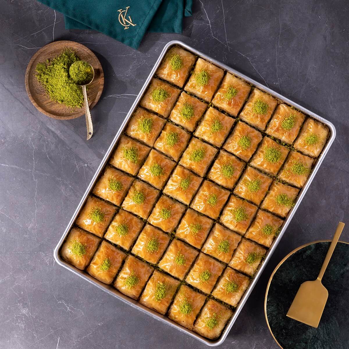 Fıstıklı Kare Baklava Tepside 2.5 kg - Karaköy Güllüoğlu