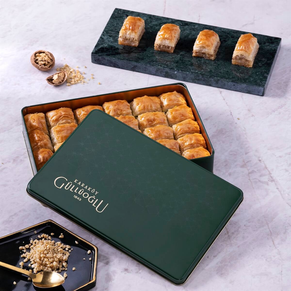 Metal Kutuda Cevizli Baklava 900 gr - Karaköy Güllüoğlu