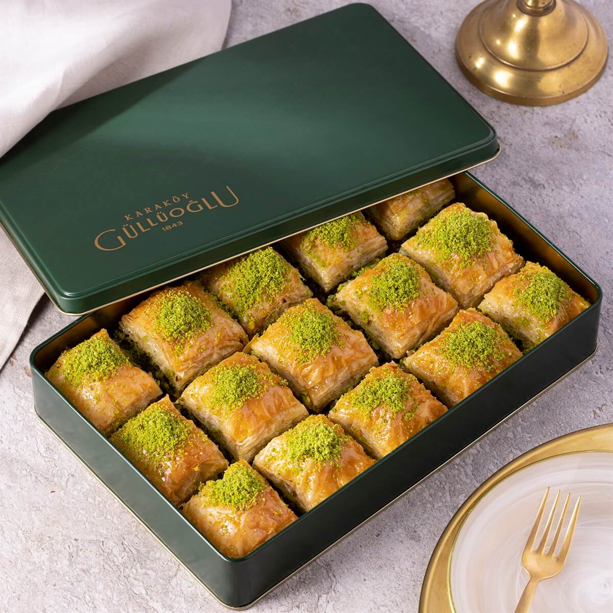 Metal Kutuda Fıstıklı Kare Baklava 900 gr - Karaköy Güllüoğlu