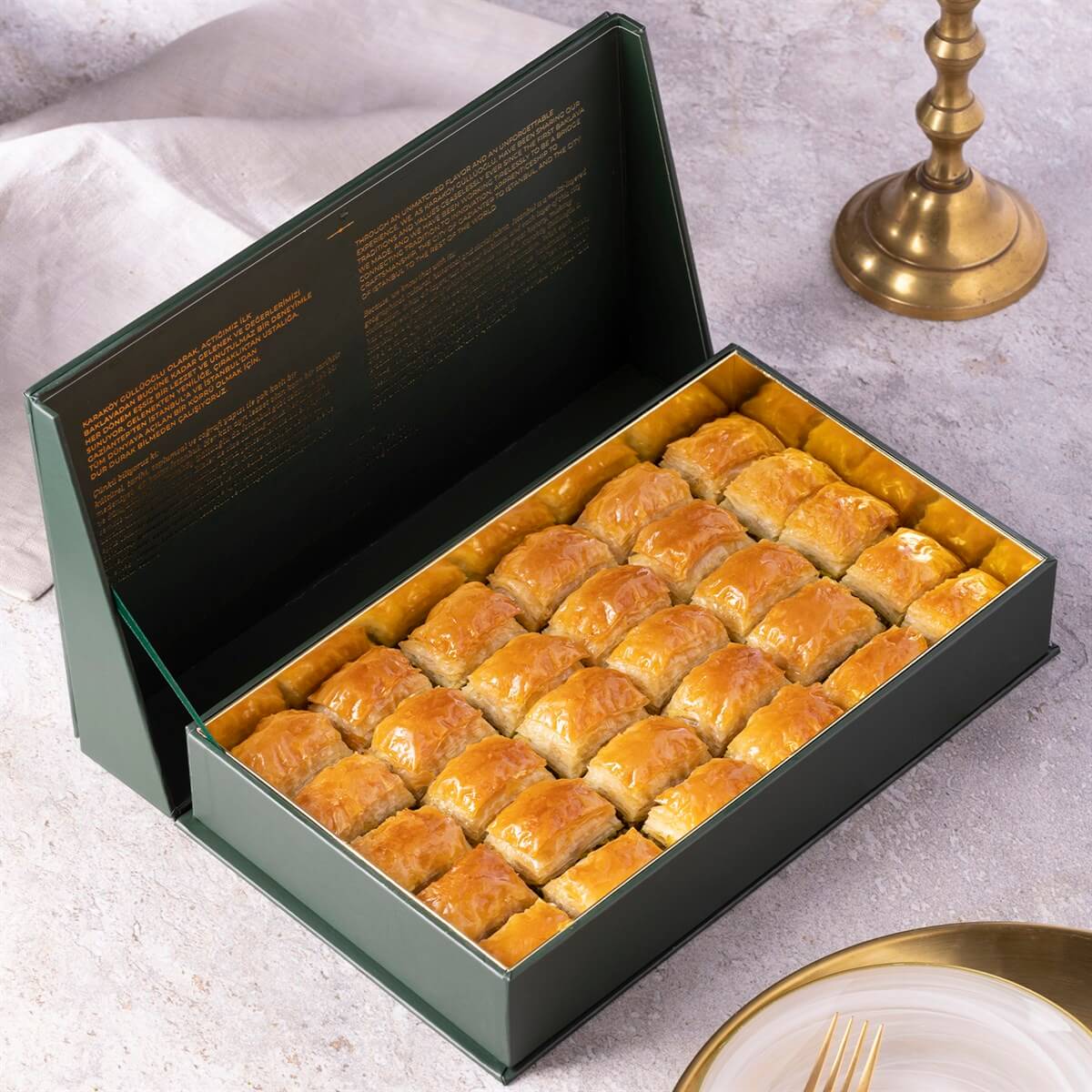 Özel Kutuda Fıstıklı Baklava 1 Kg - Karaköy Güllüoğlu