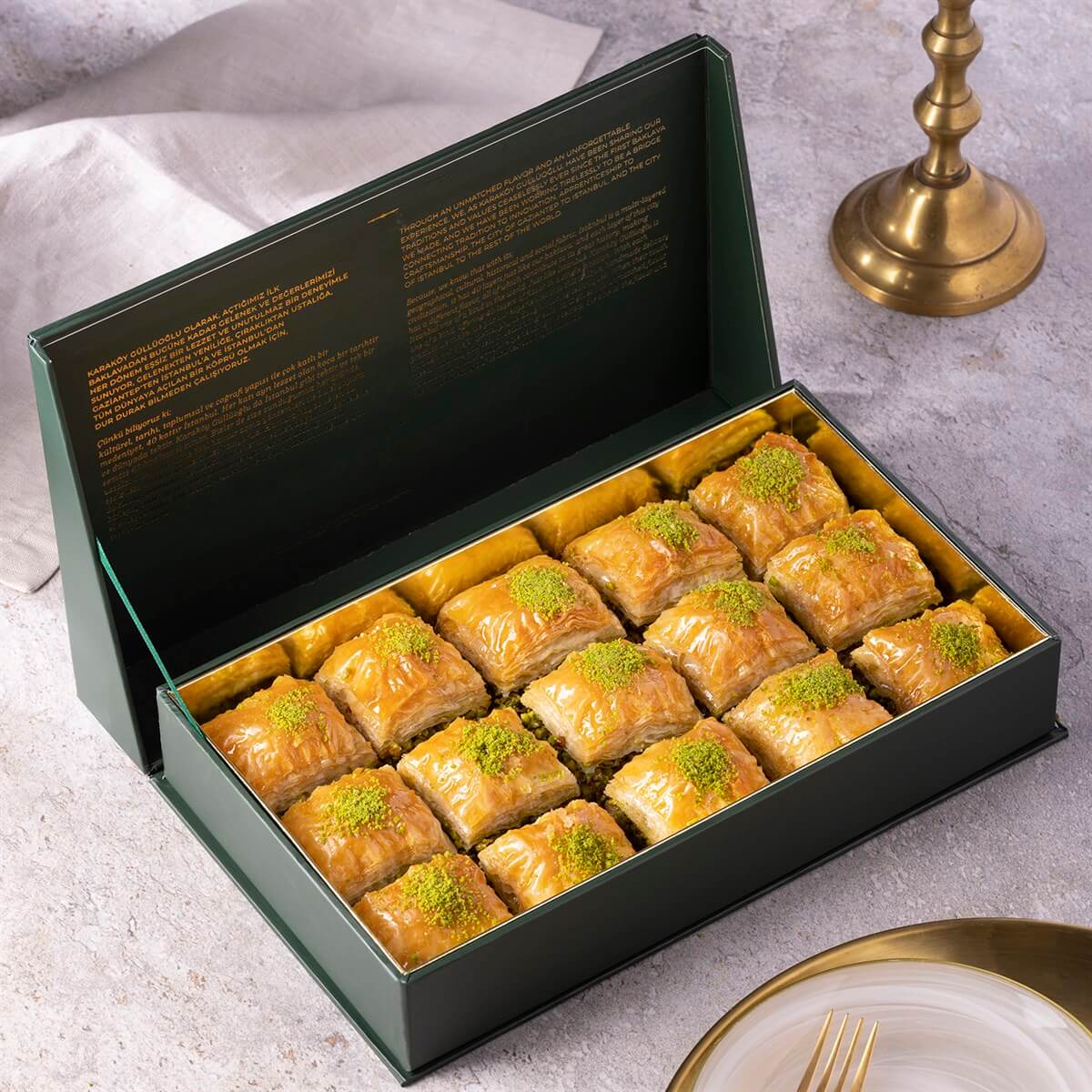 Özel Kutuda Fıstıklı Kare Baklava 900 gr - Karaköy Güllüoğlu