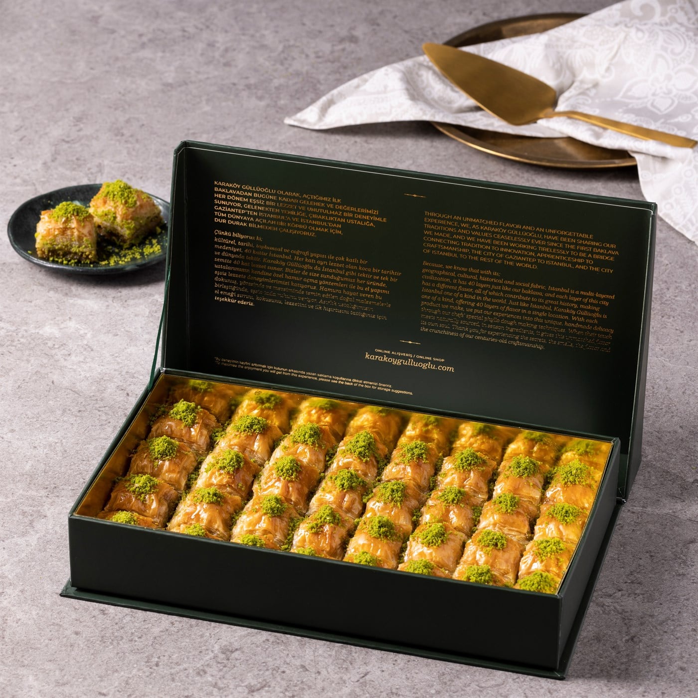 Özel Kutuda Fıstıklı Kuru Baklava 1 KG