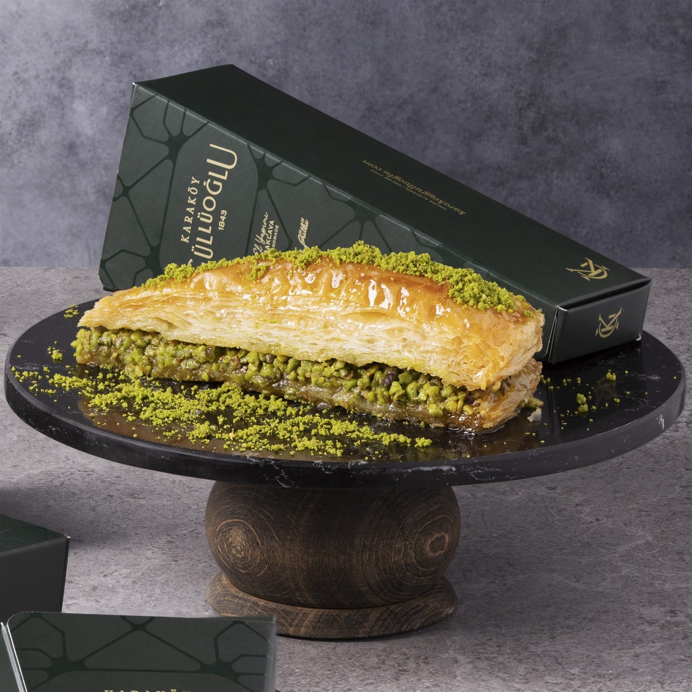 Özel Kutuda Hediyelik Fıstıklı Havuç Dilim Baklava- 8 Adet 