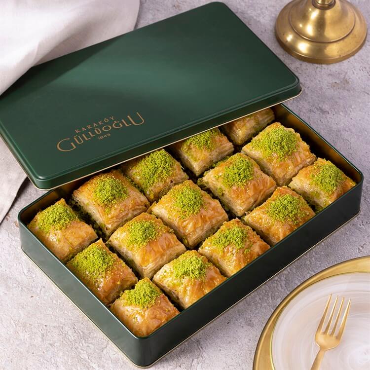 Metal Kutuda Fıstıklı Kare Baklava 900 gr - Karaköy Güllüoğlu