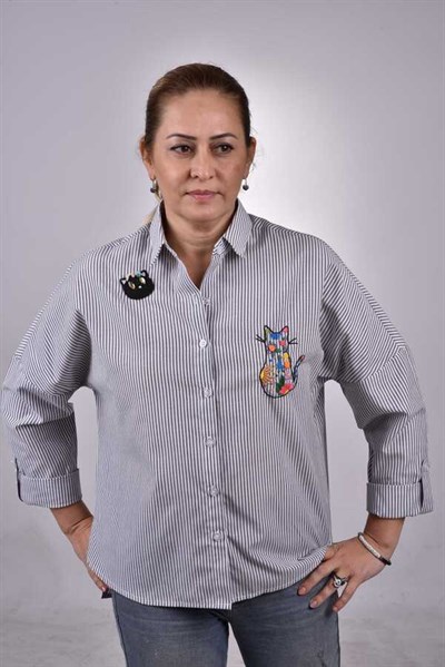 FÜME GRİ BEYAZ ÇİZGİLİ NAKIŞLI VE BONCUKLU GÖMLEK GOM01