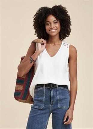 Omuzu Brode Detaylı Beyaz Bluz