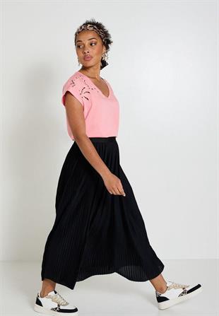 Omuzu Brode Detaylı Pembe Tişört