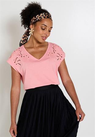 Omuzu Brode Detaylı Pembe Tişört