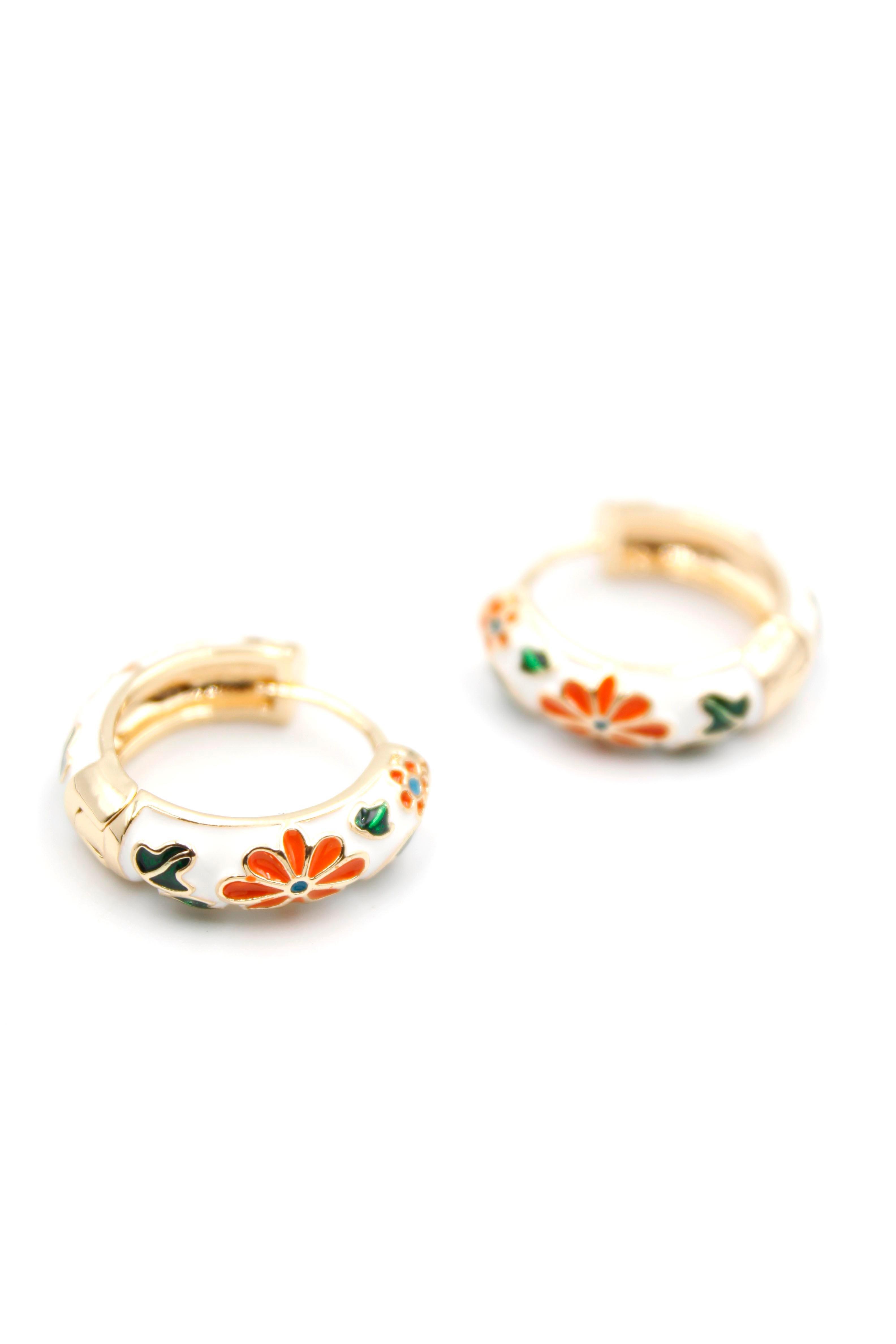 Mineli Çiçekli Beyaz Küpe