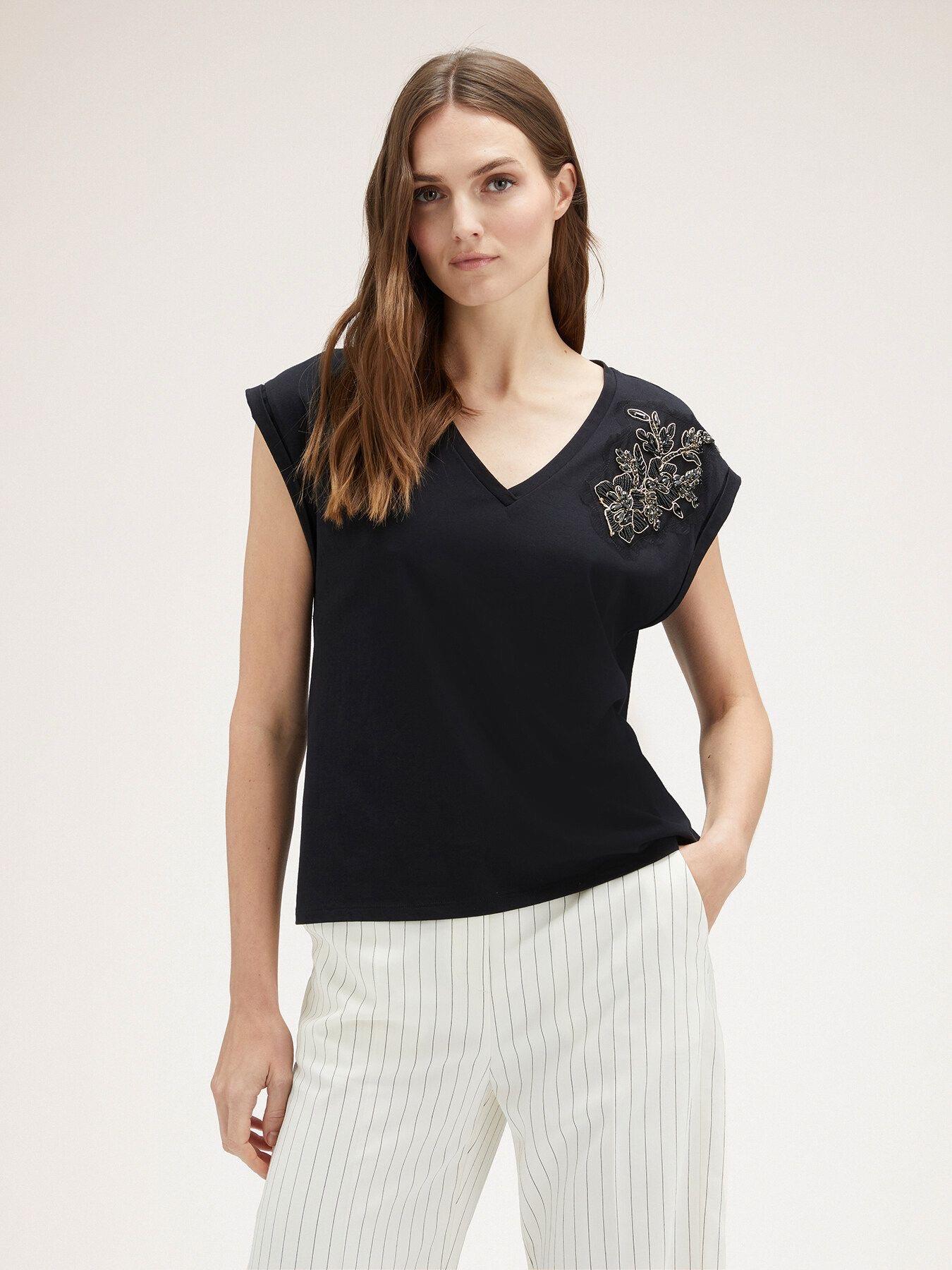 Omuzu İşleme Detaylı Tişört