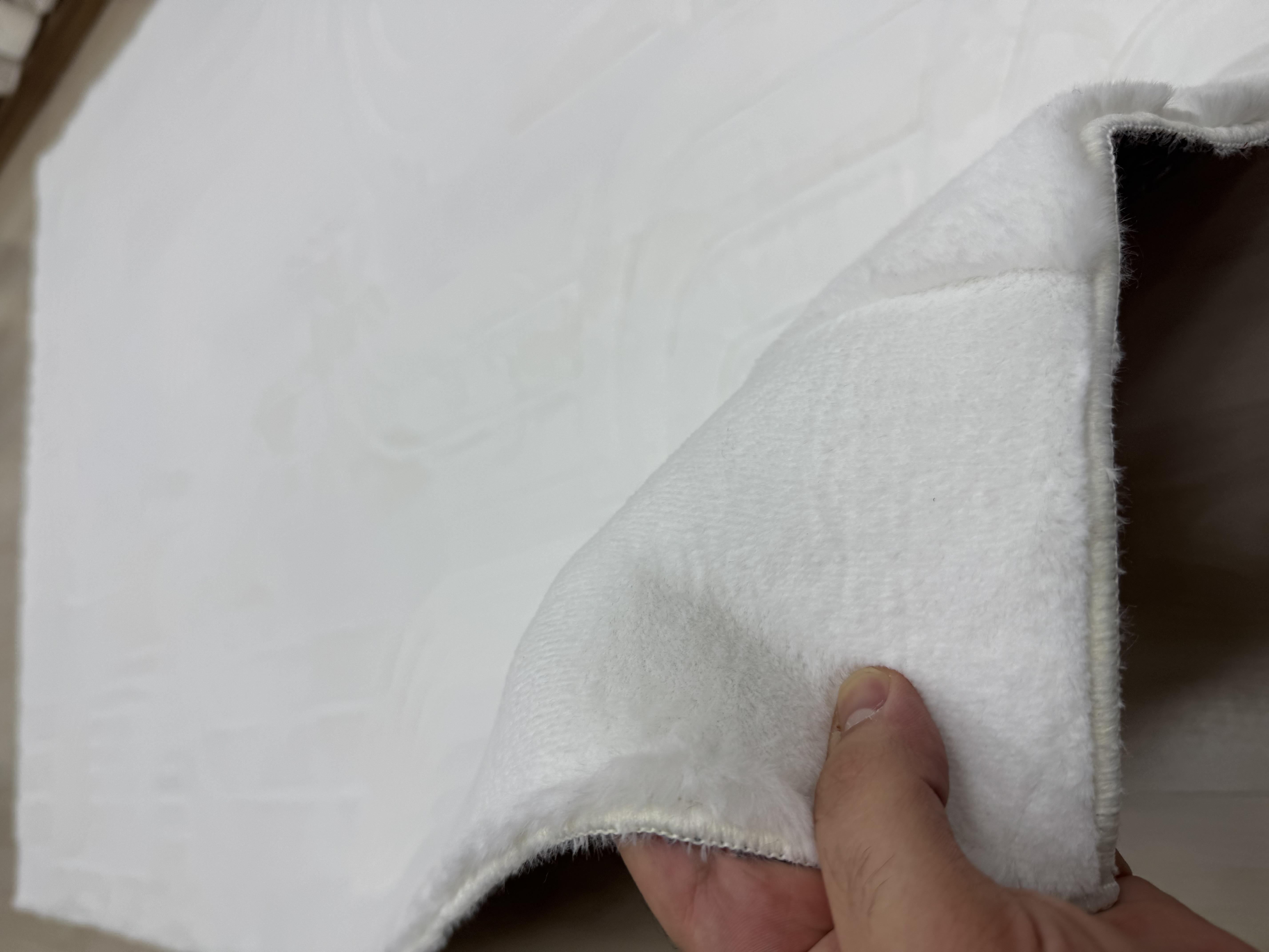 Zümrüt Beyaz Desenli Peluş Halı 160x230