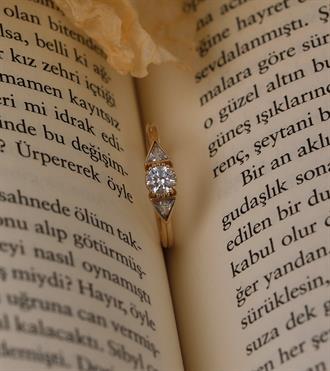 Üçgenli Tektaş Yüzük