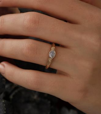 Oval Taşlı Çizgili Yüzük