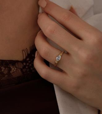 Oval Taşlı Çizgili Yüzük