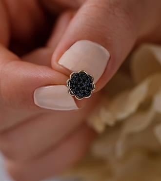 Siyah Çiçek Vidalı Küpe